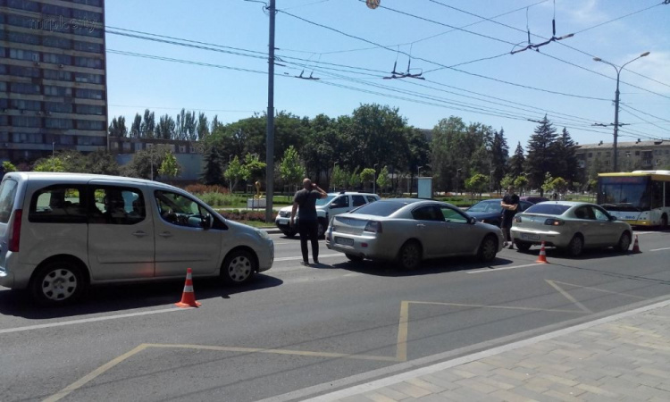 Массовое ДТП: в Мариуполе столкнулись 4 легковушки (ФОТО)