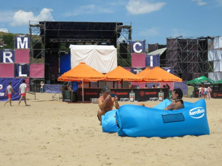 Спасатели продолжают нести службу на музыкальном фестивале в Мариуполе (ФОТО+ВИДЕО)