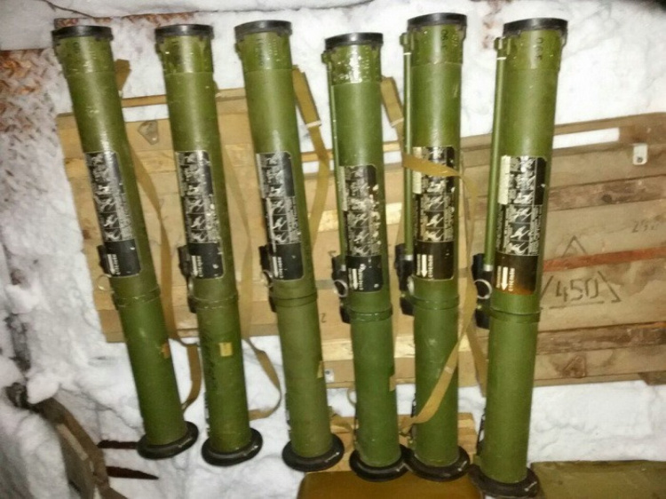 В Донецкой области обнаружили крупный тайник с оружием