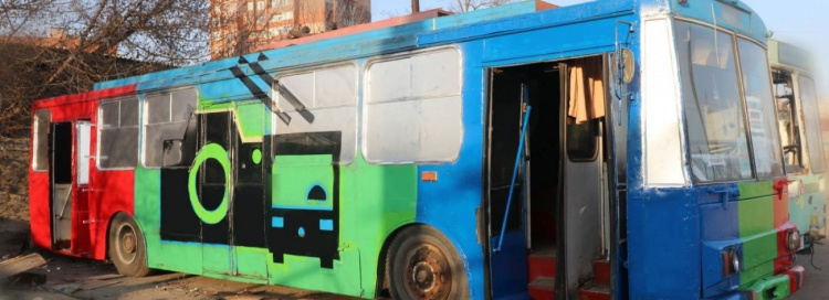 В Мариуполе троллейбус превратили в гигантский фотоаппарат (ФОТО)