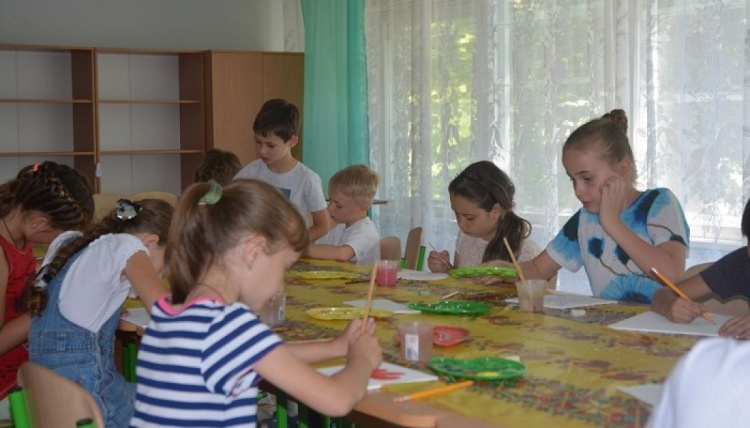 В Мариуполе преподаватели из Литвы занимаются с детьми английским и арт-терапией (ФОТО)