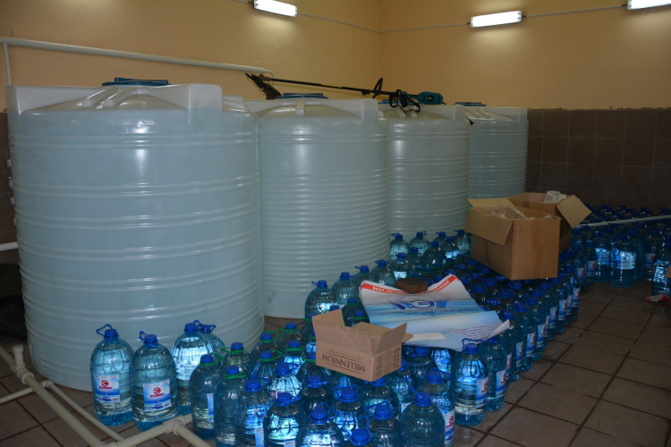 В магазинах Мариуполя продавали фальсифицированный алкоголь и воду без сертификата качества