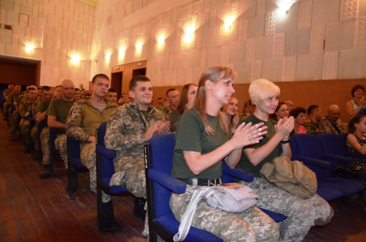 Мариупольский театр удивил военных в Приазовье черной комедией (ФОТО+ВИДЕО)