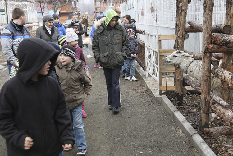 Мариупольские копы сводили в зоопарк воспитанников детского центра (ФОТО)