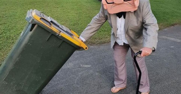 Карантинный флешмоб: австралийцы выбрасывают мусор в необычных нарядах (ФОТО+ВИДЕО)