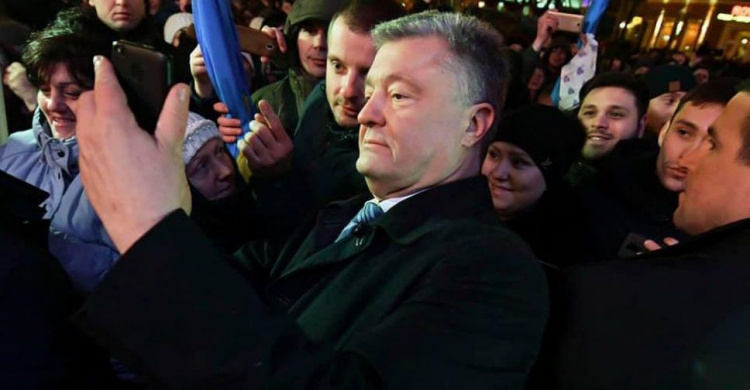 Президент Украины пообщался и сделал селфи с мариупольцами (ФОТО+ВИДЕО)