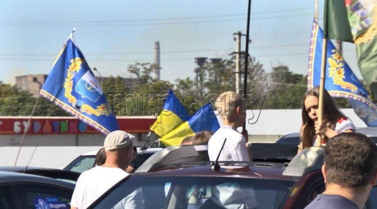 Колонной через весь город: в Мариуполе в День Независимости устроили автопробег в поддержку Блока Вадима Бойченко