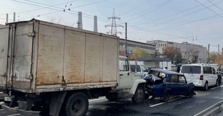 Из-за масштабной аварии затруднено движение транспорта в центр Мариуполя (ДОПОЛНЕНО)