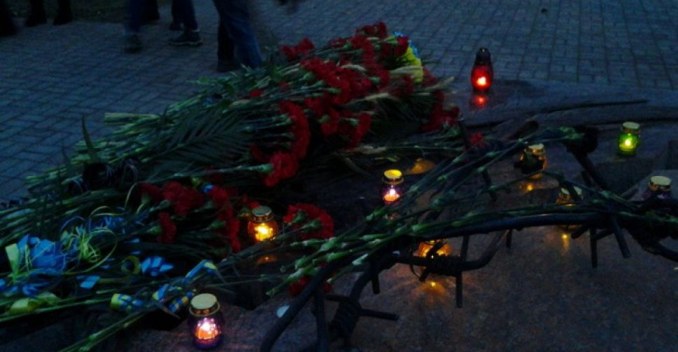 Мариупольцы в память о жертвах Голодомора зажгли лампадки в центре города (ФОТО)