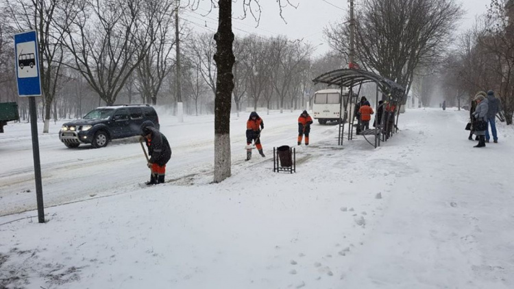Начата очистка дорог и дворов Мариуполя от снега (ФОТОФАКТ)