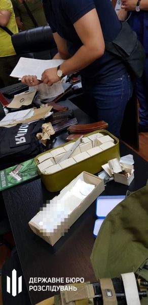 В Мариуполе четырех полицейских подозревают в торговле изъятыми наркотиками