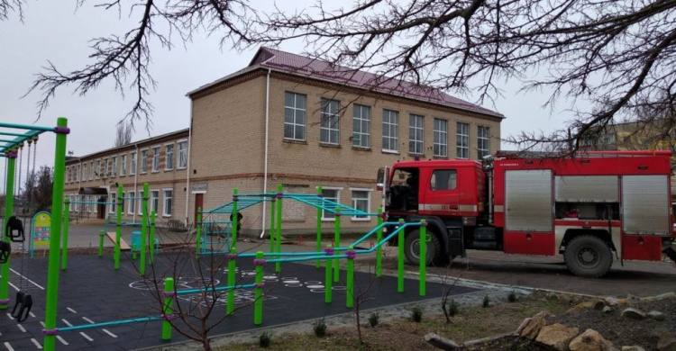 В Бердянске неизвестный сообщил о минировании школ и требует деньги