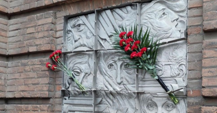 В Мариуполе почтили память жертв массовых расстрелов