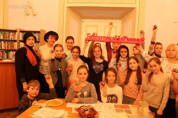 Во Львове открылась выставка одаренных детей Мариуполя (ФОТО)