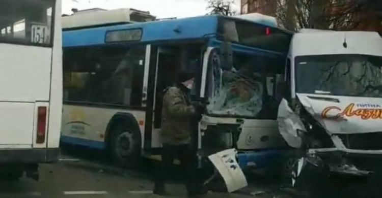В Мариуполе столкнулись троллейбус и фургон (ДОПОЛНЕНО)