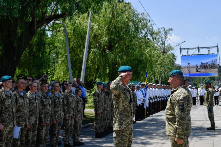 Петр Порошенко наградил морских пехотинцев, воевавших под Мариуполем (ФОТО)