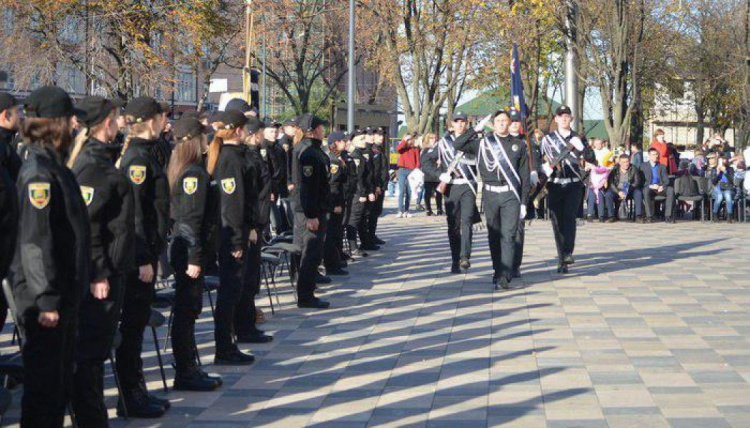 В Мариуполе более 50 курсантов получили полицейские жетоны (ФОТО)
