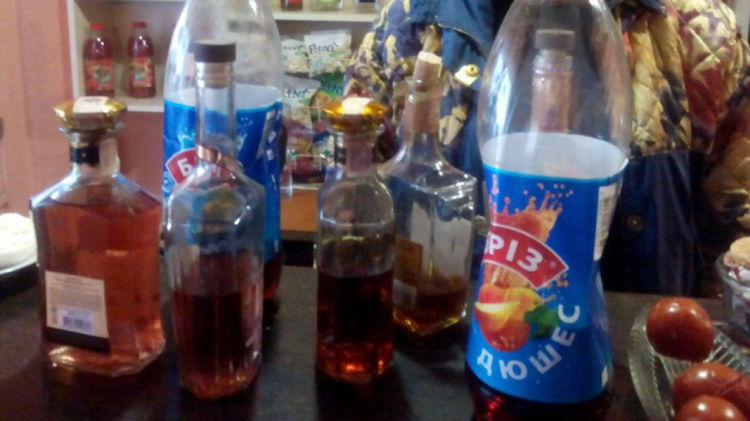 В Мариуполе разоблачили еще одну точку продажи нелегального алкоголя (ФОТО)