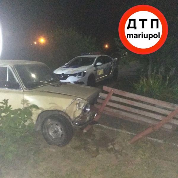 В Мариуполе водитель сбежал после того, как въехал в дерево и снес скамейку