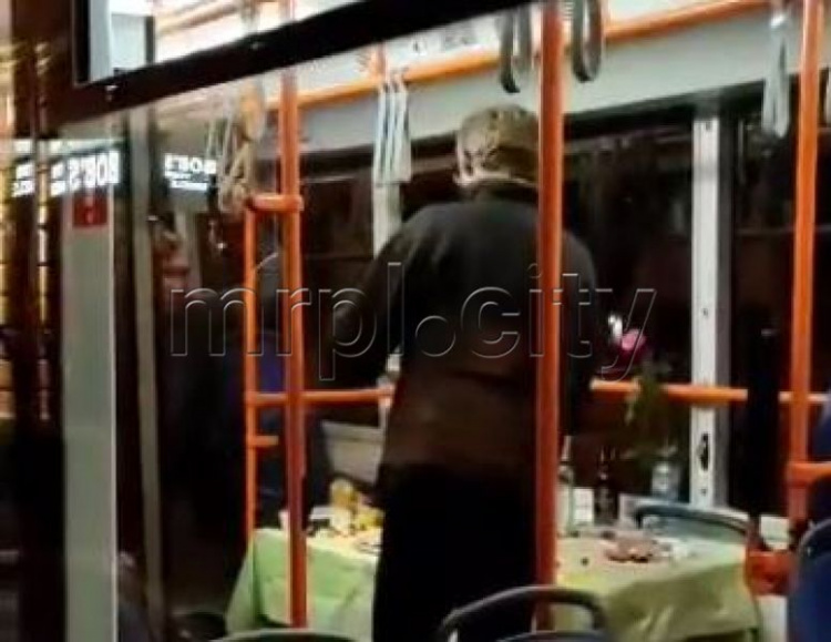 В салоне троллейбуса  в центре Мариуполя устроили застолье. Был ли пьян водитель?