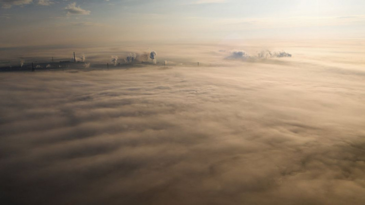 Окутанный туманом Мариуполь сняли с высоты птичьего полета