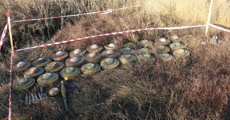 После развода войск в Донбассе территорию очищают от взрывоопасных предметов (ФОТО)