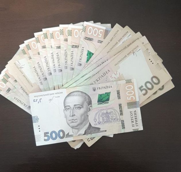 Через КПВВ под Мариуполем женщина за взятку пыталась перевезти три вида валюты