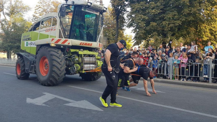 В центре Мариуполя украинские стронгмены и богатыри бросили вызов горожанам и тяжелой технике
