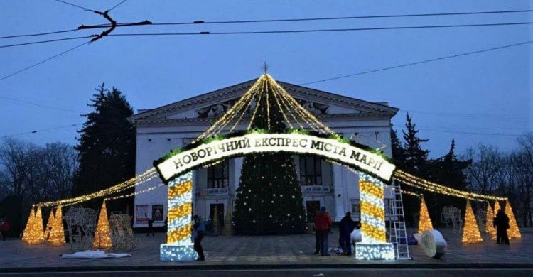 Новогодняя карусель, каток и елка: как выглядит центр Мариуполя в преддверии праздников (ФОТОФАКТ)