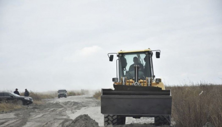 В направлении поселка под Мариуполем строят новую дорогу