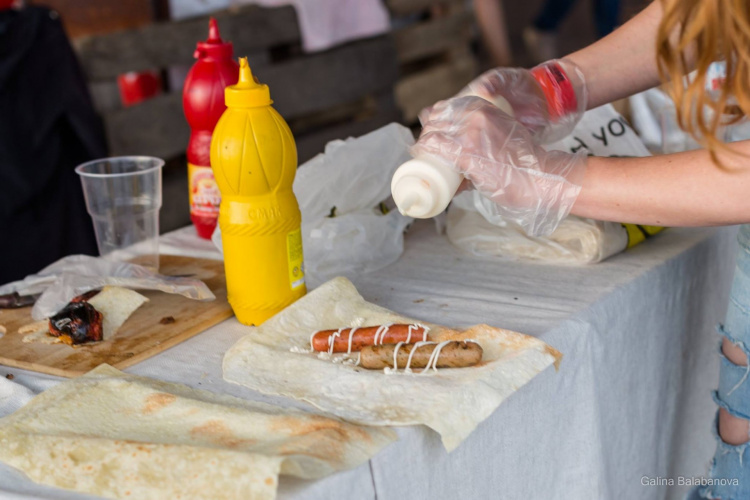 В Мариуполе на фестивале уличной еды объединились любители устриц и чебуреков (ФОТО+ВИДЕО)