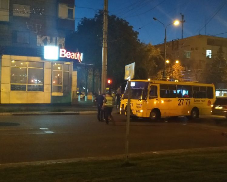 В Мариуполе подростки на велосипедах столкнулись с маршруткой (ФОТО+ВИДЕО)