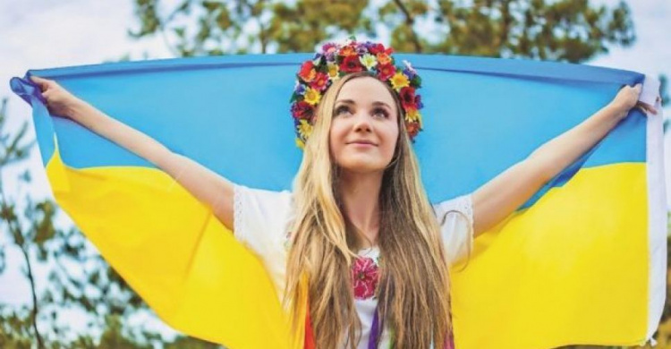 Флешмоб, танцевальный батл и гигантский символ Украины: как мариупольцы отпразднуют День флага (ФОТО)