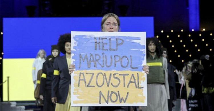 Зал аплодировал стоя: украинский дизайнер на показе в Лондоне призвала спасти Мариуполь
