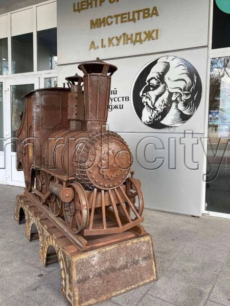 В Мариуполе появился уникальный кованый паровоз