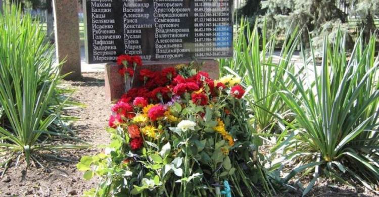 В Мариуполе почтили память погибших при обстреле п. Сартана (ФОТО)