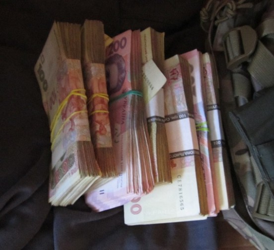 В Донецкой области полицейские вымогали деньги с гражданских лиц и со своих подчиненных