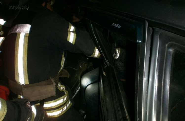 Авария в Мариуполе. ГСЧС вскрывали машину. Трое в больнице (ФОТО+ДОПОЛНЕНО)