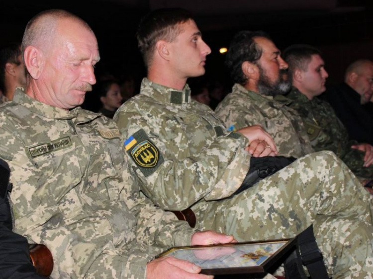 Военнослужащим ОТГ «Мариуполь» в честь Дня защитника Украины вручили награды (ФОТО)