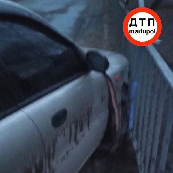 В Мариуполе водитель врезался в ограду и бросил автомобиль