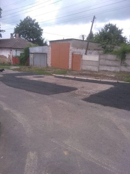 «Город без окраин»: в Мариуполе заасфальтировали разбитую дорогу
