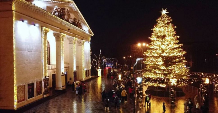 Сколько еще дней в Мариуполе будут стоять новогодние елки и работать праздничные ярмарки