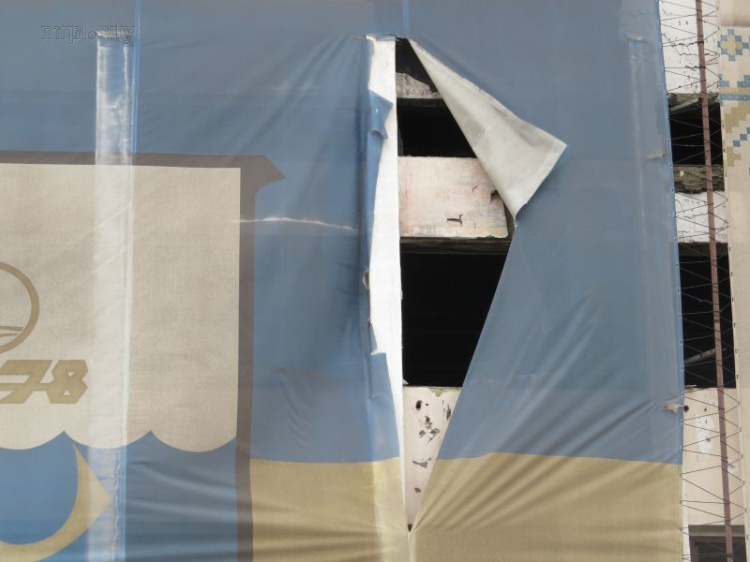 В Мариуполе непогода повредила гигантский баннер на сгоревшем горсовете (ФОТО)