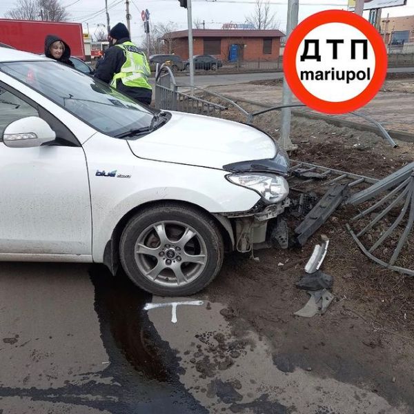 Начинающий водитель врезался в ограду на опасном перекрестке в Мариуполе