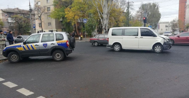 В Мариуполе не разминулись автомобиль службы охраны и микроавтобус (ВИДЕО)