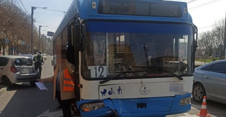 В Мариуполе дважды за день троллейбусы попадали в ДТП