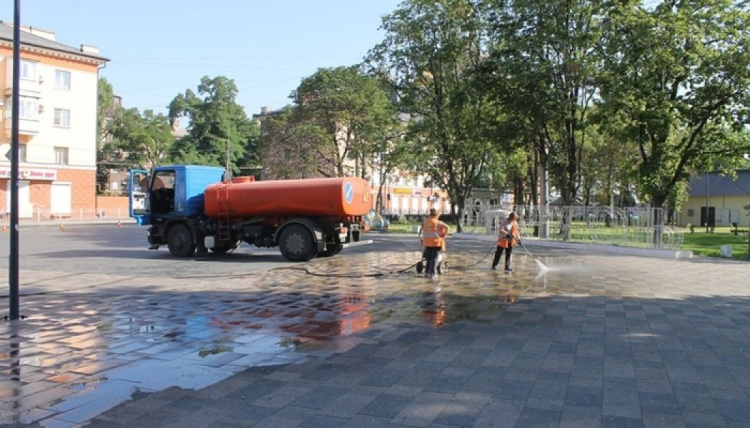 В Мариуполе для мойки дорог ежедневно израсходуют 180 кубов воды (ФОТО)