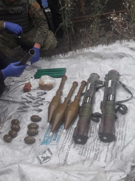 На Донетчине СБУ выявила тайный арсенал оружия недалеко от передовой (ФОТО)