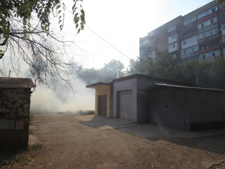 У элитного дома в Мариуполе пожар заставил нервничать владельцев гаражей (ФОТО+ВИДЕО)
