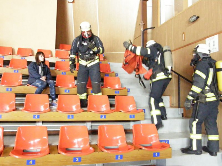Спасатели отработали эвакуацию в спортивном корпусе в Мариуполе (ФОТО+ВИДЕО)